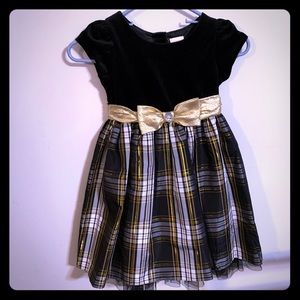 Youngland girls size 6 black and gold dress.